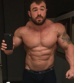 musclegodselfies:  Tory Roberts