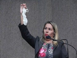 bluetranscending:  ecceddentesiast:  my-flourish-and-blotts:  Lucimara Passos, councilwoman of Sergipe, Brazil appeared in the Tribuna da Câmara and showed her knickers in response to alderman Agamenon Sobral who stated that a woman that tried to get