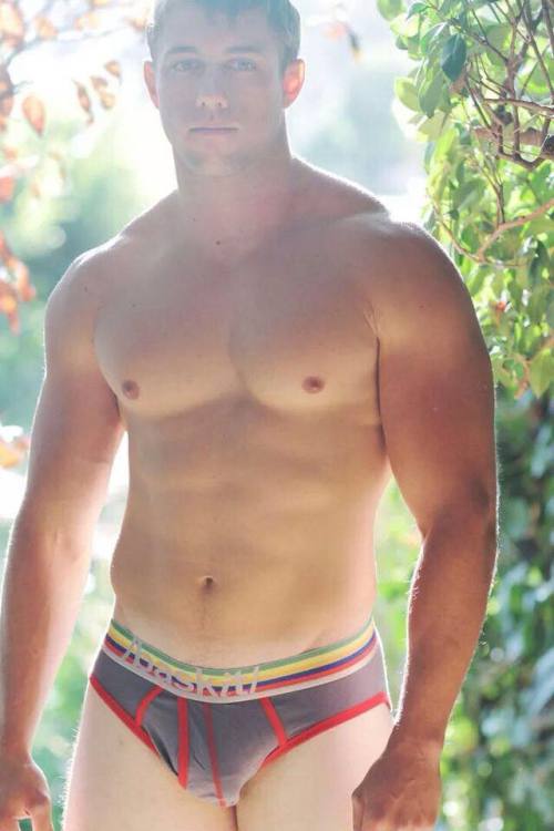 Mostly Cut Muscular and HairyAdd me on Kik of you want to chat: Gui11otine
