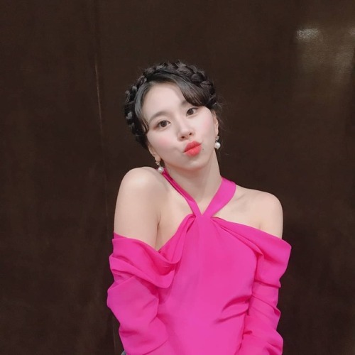 girlgroupinsta: 181215 / twicetagram:3년 전 이곳 홍콩 마마에서 처음 신인상을 받았었는데이곳에서 3번째로 올해의 노래상을 받네요너무 고맙고 