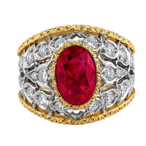 Welcoming July with something spectacular. An absolutely stunning ring by Buccellati. Featuring a Bu