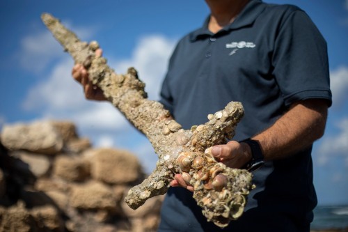  ⚔️ Diver Discovers 900-Year-Old Sword Dating to the Crusades⠀The sword’s blade, believed to b