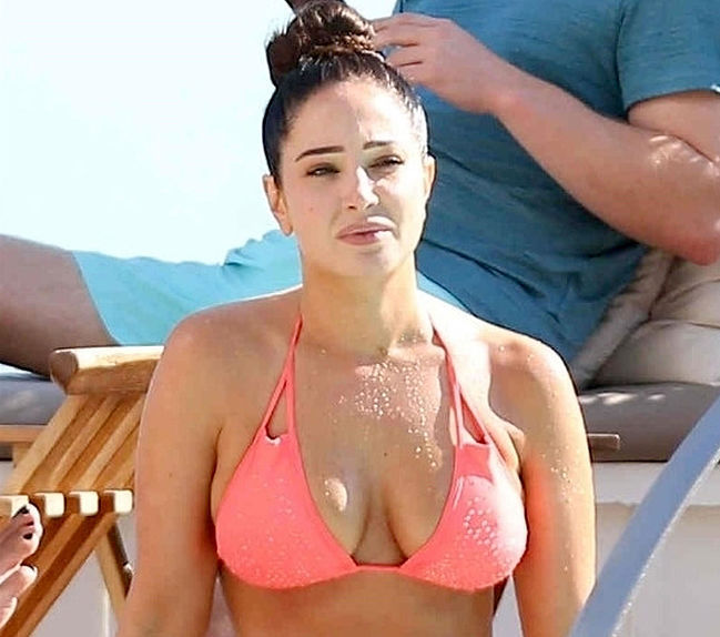 Tulisa Contostavlos Looks Sexy In Pink Bikini Tulisa Contostavlos is wet while she