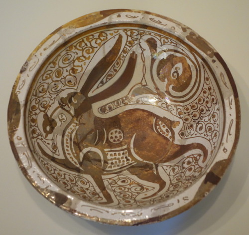 Earthenware bowl with a painting of a hare, from Egypt.  Artist unknown; Fatimid period (11th centur