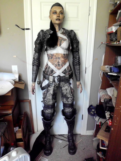 thebuttjesus:justjasper:Mass effect 3 Pep by ~tankballThis is papercraft. As in made of paper.CAN I 