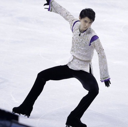 ⛸Fav Hanyu Moves⛸ #5 (Besti) Squat Not sure if this is actually a move (but I think it’s calle