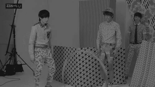 taownie-deactivated20181106:  Heechul and the hula hoop. 