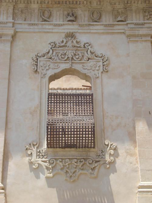 ferribotti:  Noto - Chiesa Santissimo SalvatoreUn complesso scenografico con Chiesa, monastero e seminario. La chiesa è un esempio del passaggio del tardo barocco siciliano che qui a noto fiorisce in nuovo neoclassicismo perdendo le immagini floreali,