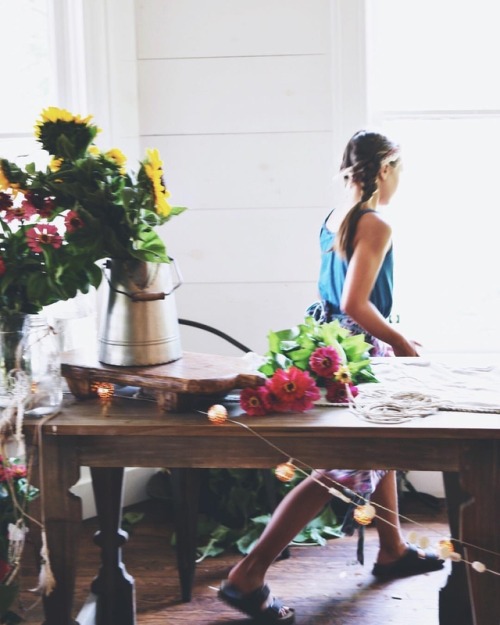 oldfarmhouse:Today in her notebooking journal she wrote, How to make a bouquet…⠀⠀⠀⠀⠀⠀⠀⠀⠀- k a s e yo