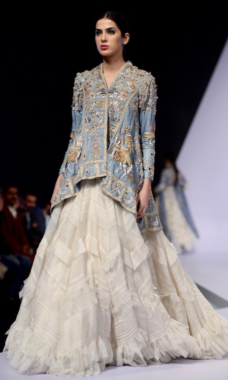 Nida AzwerThe Mughal Court2017