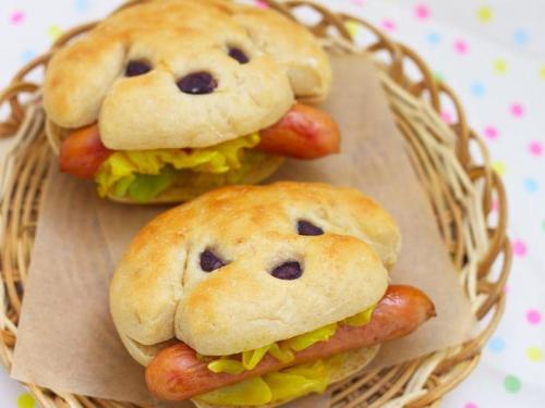 diychristmascrafts:DIY Hot “Dogs” Tutorial from Taste of Japan. Really easy - make dough and shape a