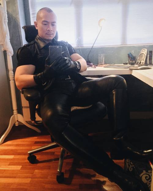 intaglovepersonalblog:

It’s nice to get a day off to leather up. 