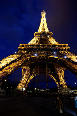 british-lord:  Torre Eiffel em uma noite