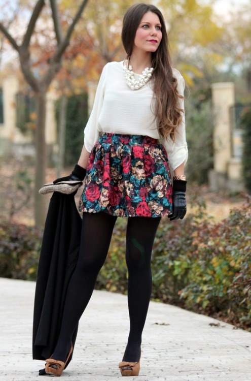 tightsobsession:  Romantic outfit. Via El Diario De Nuny.