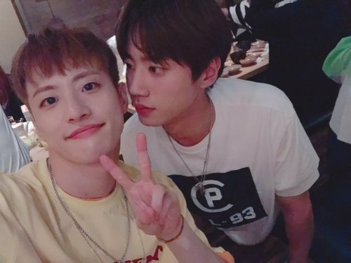 hoonams: @feeldog_bpnn twitter update — 180728 오늘 옆에 괴롭힐 애 없어서 속상하네.. 준영아 촬영 거의 막바지니 힘내자 ( p.s 키스신 잘