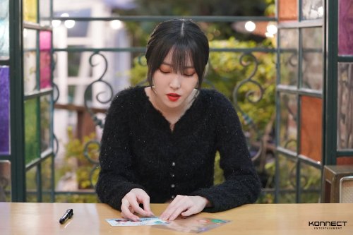 [YUJU] Behind the scenes of ‘To Your Side’ filmingCredit: 커넥트엔터테인먼트 