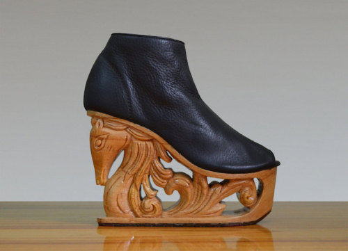 mymodernmet: Exquisite Wooden Heels Hand-Carved with Ancient Vietnamese Pagoda Techniques