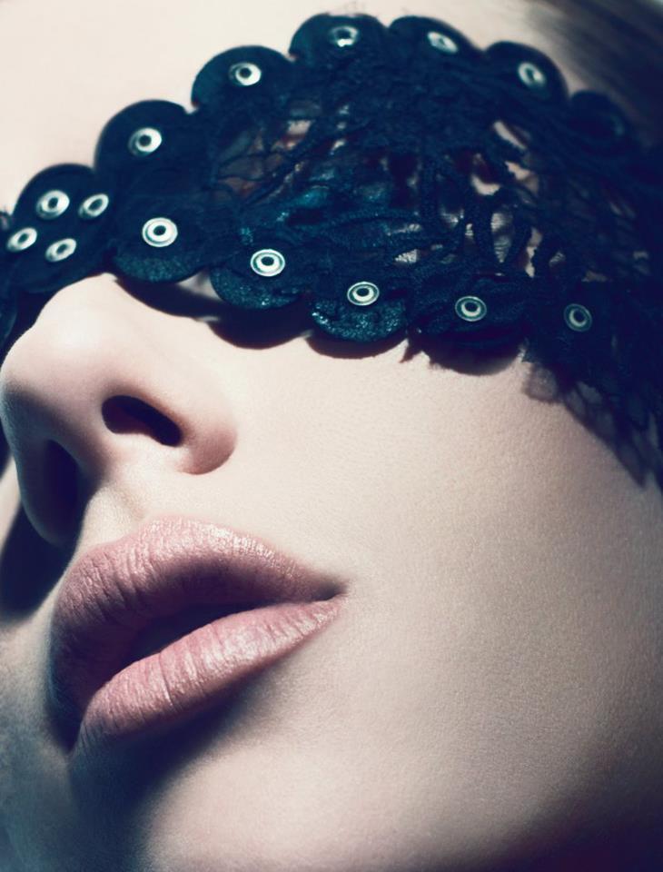 phantomxvenetian:  Scarlett Johansson - mask by Stephanie Loungewear 