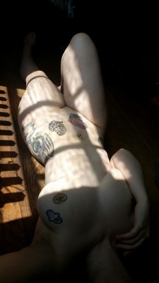 browneyedgummibear:  Sunshine on my window Makes me happy Like I should be (x)  You&rsquo;d make me happy&hellip;Enjoy more amateurs having fun or send your submission to www.amateurlovin.tumblr.com
