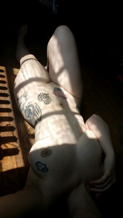 browneyedgummibear:  Sunshine on my window Makes me happy Like I should be (x)  You’d make me happy…Enjoy more amateurs having fun or send your submission to www.amateurlovin.tumblr.com