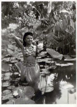 grand-bazaar:  1952 Tahiti :: Bathing in