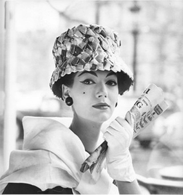 Simone D’Aillencourt looking lovely while reading newspaper. Shot by Regina Relang, 1957.
Relang, a German photographer, worked the Paris fashion shows, from her first days at Vogue in 1938 through to her rise as one of the leading fashion...