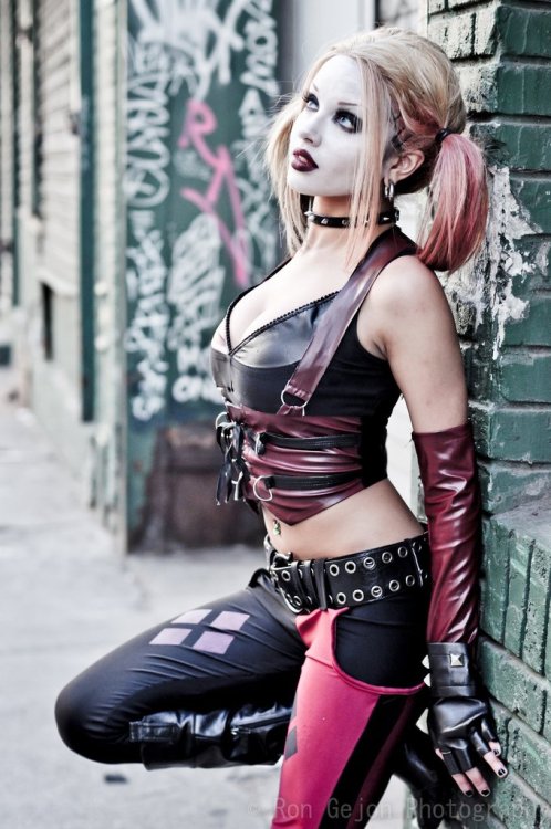 daily-superheroes:  Harley Quinn by Kitty Younghttp://daily-superheroes.tumblr.com/