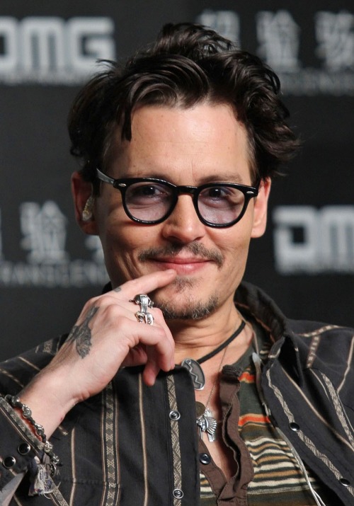 TBT: Johnny Depp, being cute as always, 8 years ago (2014), on this day (March 31), during the Press