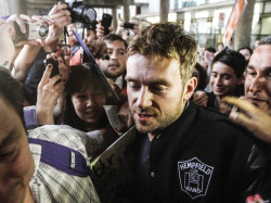 damonalbarn:  Blur arrive in Chile, what a crowd! (source) 