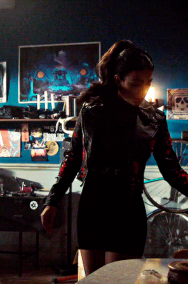 Isabelle Lightwood In Shadowhunters 3x17: Heavenly Fire.