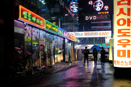 Testing out the Fujifilm X100F in the neon and LED-lit alleys of Jongno.