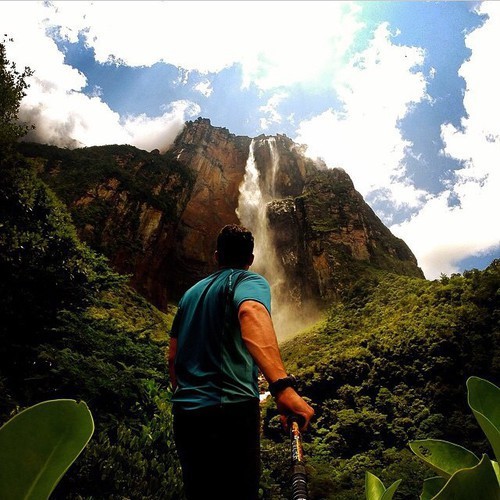 whatsuperficial:  -Plaza Bolívar, Aragua, Maracay, Venezuela -Parque Nacional Mochima, Anzoategui, Venezuela  -  El Salto la Llovizna es una cascada ubicada en el río Caroní, cerca de su confluencia con el río Orinoco. Está situada en el Parque