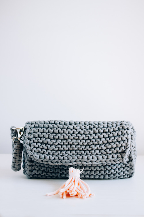 createforless:Easy Knitted Purse via Eat Me!