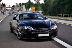 creepycrispycrackers:  Aston Martin V12 Vantage 