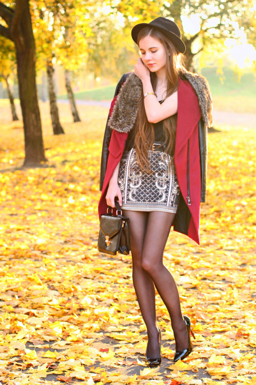 fashion-tights:  Bordowy płaszcz, spódniczka z barokowym nadrukiem i czarny kapeluszhttp://helpihavenothingtowear.blogspot.com/2014/03/bordowy-paszcz-spodniczka-z-barokowym.html   (via Bloglovin’)