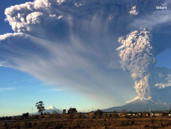 agenciatelam:  Entró en erupción el volcán
