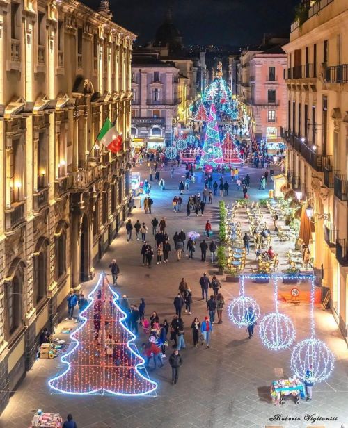 #italia #catania #etna I mercatini di #Natale a Catania anche quest'anno tornano a invadere allegram