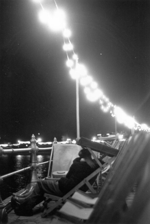 vintageeveryday:  A couple kissing on the seafront at Torquay, Devon, April 1954. Photograph by John Chillingworth.