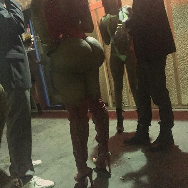wobblies-and-puzzles:  That’s a hole lotta asssssssss #pullup on us at @dgsdallas
