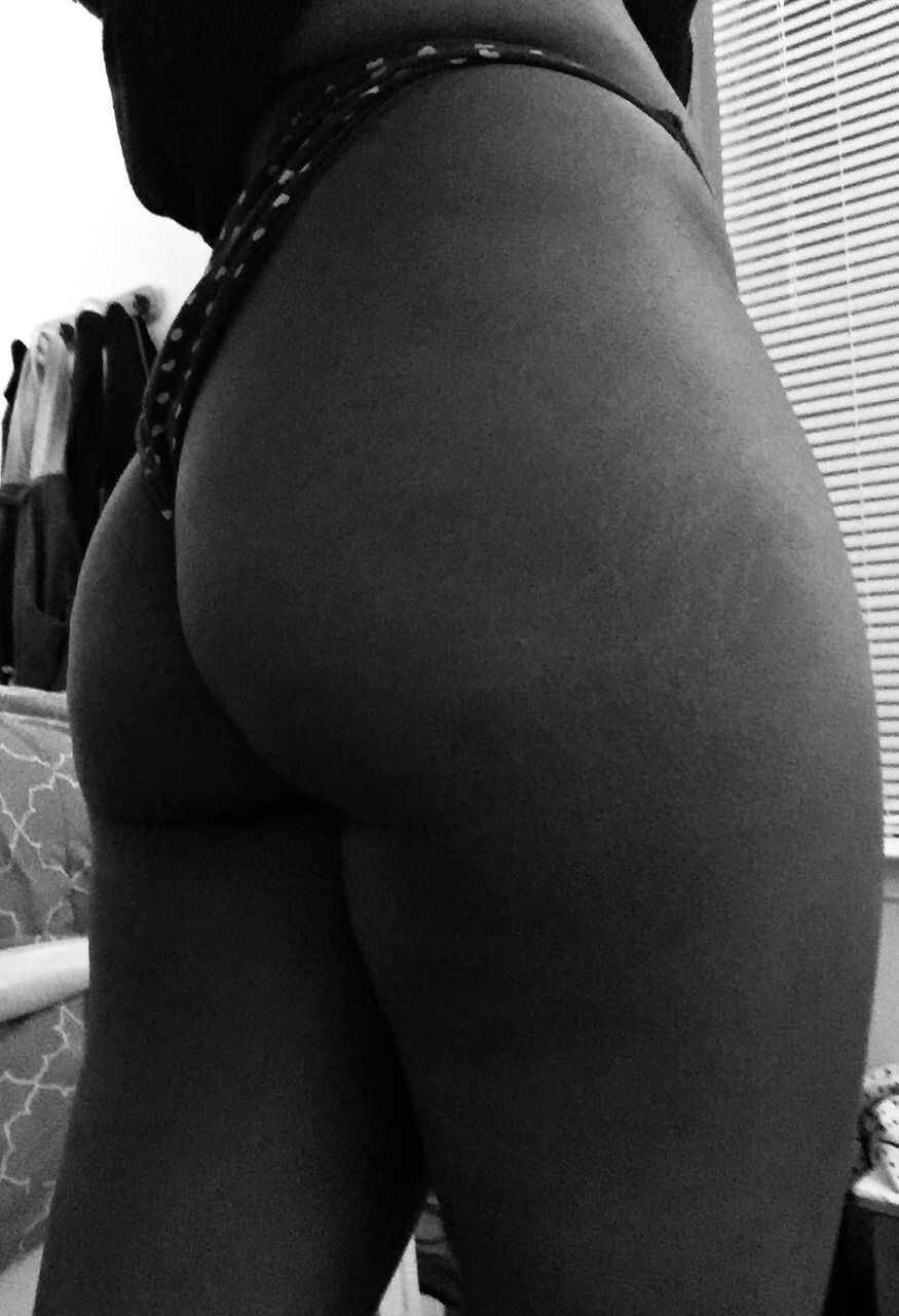 ittybittyjelly:  (curves like a) G O D D E S S 💃🏾