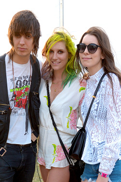 willoughbooby:  Julian Casablancas, Kesha and Danielle Haim at Coachella - April 12, 2014 