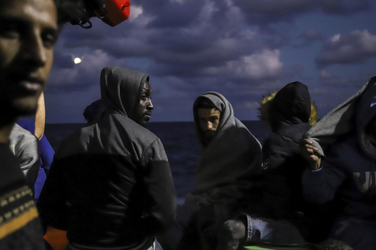 La guardia costiera libica (che l’Italia finanzia) ha minacciato la Sea Watch: “Vi sequestriamo”
La guardia costiera libica ha minacciato la Sea Watch 4. I militari libici hanno intimato alla nave umanitaria di allontanarsi (nonostante si trovasse in...