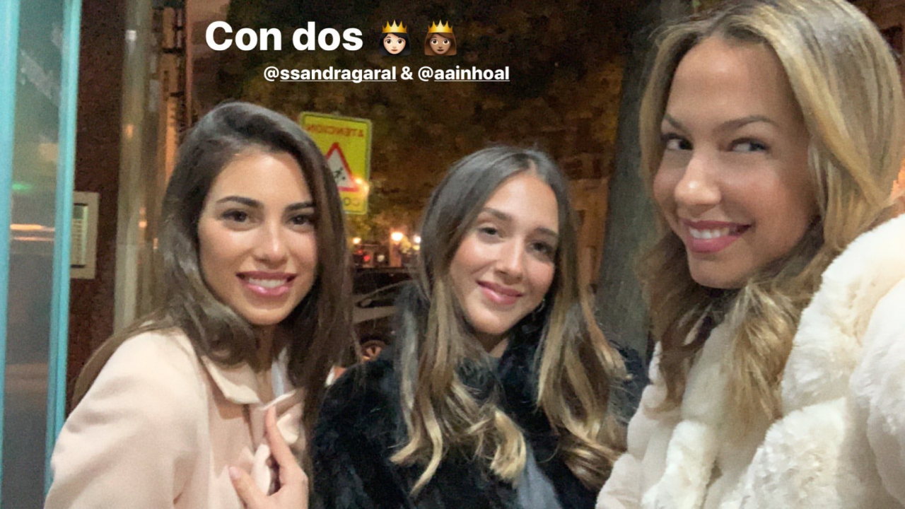 Ainhoa with her friends. (Credit: Instagram)