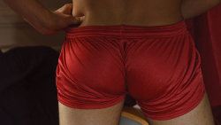 nylonshortslover:  HOT SHORTS! I wish more guys would wear these.