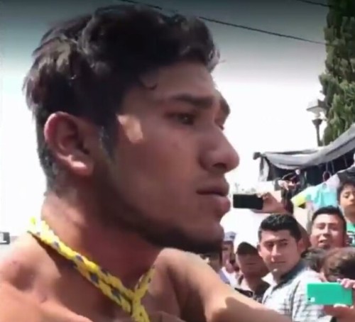 chicosguaposlindos:  Detienen y Desnudan a un Ladrón de celular
