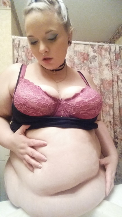 rollsofdestiny: Your body angle is the difference between looking like a BBW and an SSBBW loll…  Lea