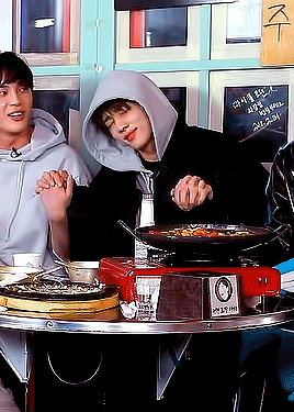Younghoon Explaining Sunwoo’s Cute Drinking Habits ♡