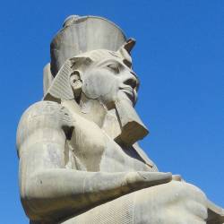 anubis-lon:  Estatua de Ramses II en el templo