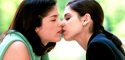 witchunters: women kissing + 90′s movies:Poison Ivy (1992)Bram Stoker’s Dracula (1992)He