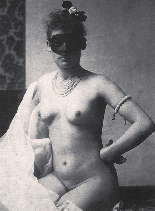madivinecomedie:Photographe anonyme. Femme masquée 1890